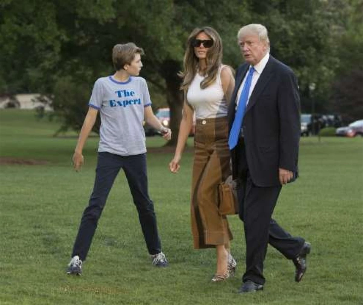 Không nhất thiết phải sống trong Nhà Trắng: Đệ nhất phu nhân Melania Trump không dọn tới Nhà Trắng ngay sau lễ nhậm chức của ông Trump năm 2017. Gia đình của Tổng thống Trump cho biết bà đã ở cùng con trai của họ là Barron Trump cho tới khi cậu bé hoàn thành phần còn lại của năm học ở New York./.