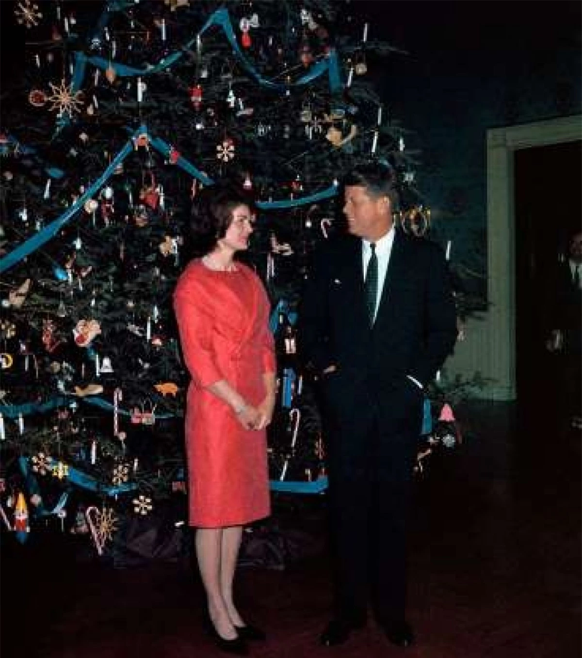Lựa chọn chủ đề cho cây thông Noel: Đệ nhất phu nhân Jacqueline Kennedy bắt đầu truyền thống nghĩ ra chủ đề cho lễ Giáng sinh ở Nhà Trắng vào năm 1961. Vào năm đó, bà đã trang trí cây cho cây thông Noel với chủ đề "Kẹp Hạt dẻ". Gần đây, năm 2019, Đệ nhất phu nhân Melania Trump nghĩ ra chủ đề "Tinh thần nước Mỹ" và năm 2020 là chủ đề "Nước Mỹ xinh đẹp" cho dịp Giáng sinh.