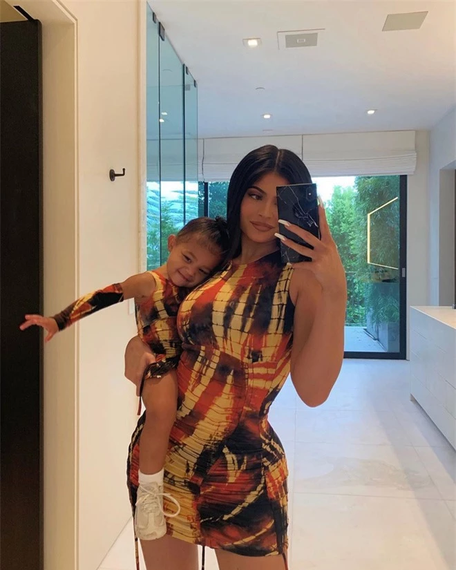 Nữ tỷ phú Kylie Jenner khoe BST giày hiệu của con gái: Mới tập đi đã có cả tủ, đếm sơ sơ tầm... 70 triệu chứ mấy? - Ảnh 5.