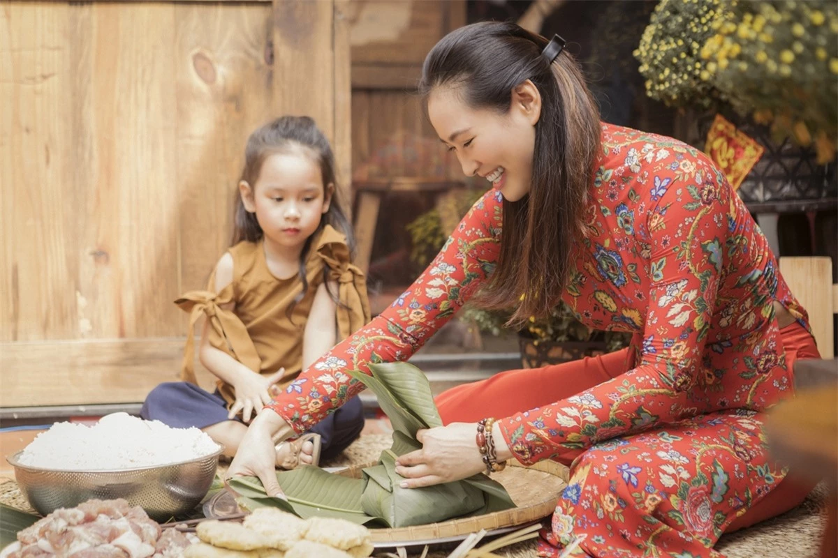 Vương Thu Phương cùng mẹ gói bánh chưng ngày Tết - Ảnh 3.