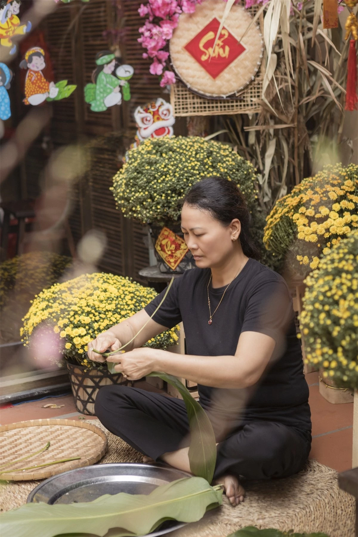 Vương Thu Phương cùng mẹ gói bánh chưng ngày Tết - Ảnh 5.