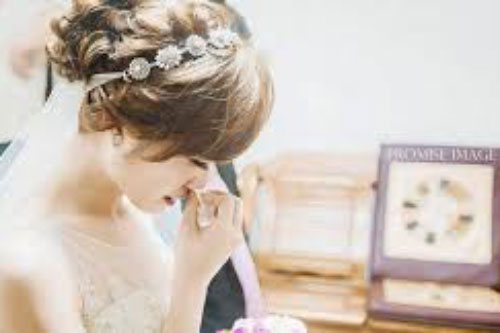 Trong ngày cưới, anh trai lên trao cho tôi 1 chỉ vàng làm ai cũng xì xào, bất ngờ chồng cầm mic tuyên bố dõng dạc khiến tôi phải bật khóc