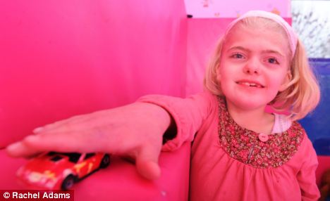 Cô bé 9 tuổi mắc bệnh... bạo lực