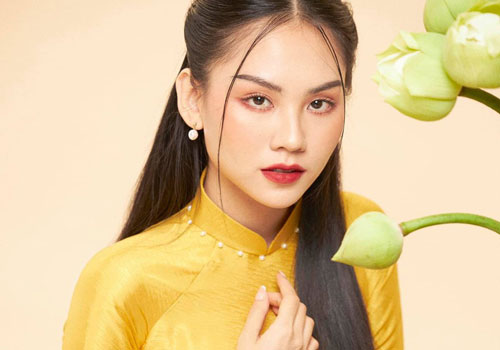 Người đẹp Nhân ái Huỳnh Nguyễn Mai Phương mặc áo dài chụp ảnh bên hoa sen đẹp như tranh