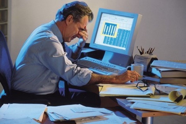 Làm việc và ngủ quá nhiều: Nguy cơ đột quỵ đều cao?