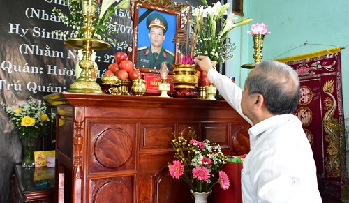 Thăm và tặng quà gia đình có liệt sĩ hy sinh, người thân mất tích tại Rào Trăng