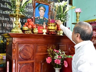 Thăm và tặng quà gia đình có liệt sĩ hy sinh, người thân mất tích tại Rào Trăng