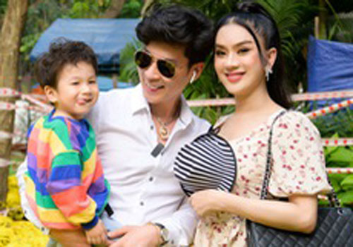 "Quý tử" nhà Lâm Khánh Chi càng lớn càng đáng yêu, thích thú đi chợ hoa cùng bố mẹ