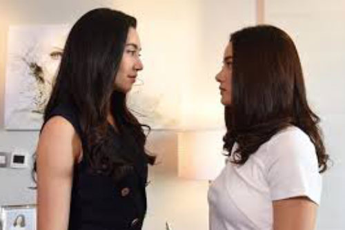 Hớt hải đi sắm Tết thì tình cờ gặp vợ cũ của chồng, cô nàng "bàng hoàng" nhận ra ý nghĩa đằng sau nụ cười của người phụ nữ đó trong ngày ra tòa