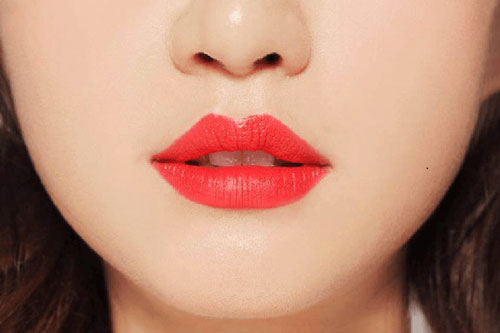 Mách bạn cách chọn son cho nàng môi mỏng