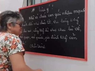 Bà ngoại treo biển thông báo 'cháu gái nhậu mạnh” khiến dân mạng 'cười lăn cười bò'