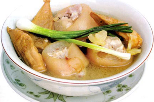 Canh chân giò hầm măng khô ngon miệng ngày Tết