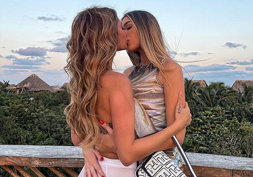 Loạt ảnh 'tình bể bình' của cặp sao truyền hình sau công khai yêu đồng giới