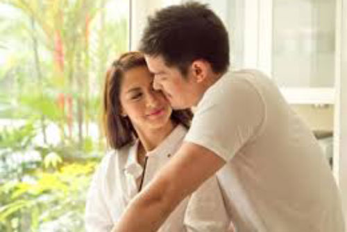 Chồng ớn vợ "cả ngày quang quác" rồi say nắng nụ cười ngọt ngào của cô hàng xóm, để rồi một lần nhìn vợ cười dịu dàng mà anh hoảng hốt tột cùng