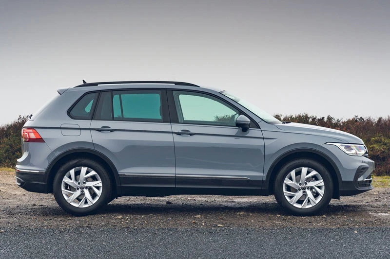 6. Volkswagen Tiguan 2021 (giá khởi điểm: 25.245 USD).