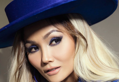 Hoa hậu H'Hen Niê cá tính với nón rộng vành, tone xanh nổi bật