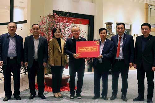 Thủ tướng Nguyễn Xuân Phúc tặng quà Tết cho HLV Park Hang Seo