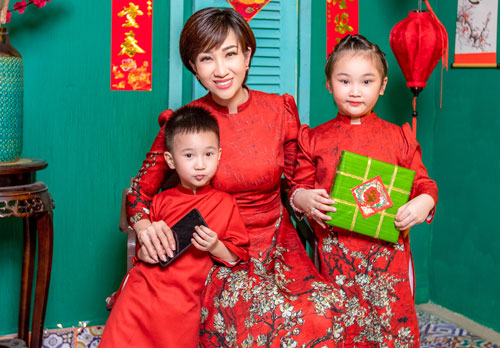 Lều Phương Anh chụp bộ ảnh Tết rực rỡ cùng hai con