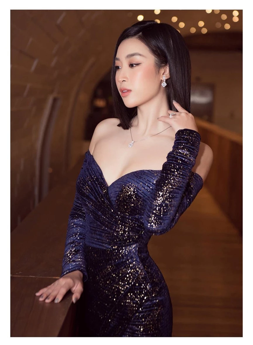 Diện váy xẻ cao, Hoa hậu Đỗ Mỹ Linh khoe chân dài miên man cực nóng bỏng  - ảnh 2