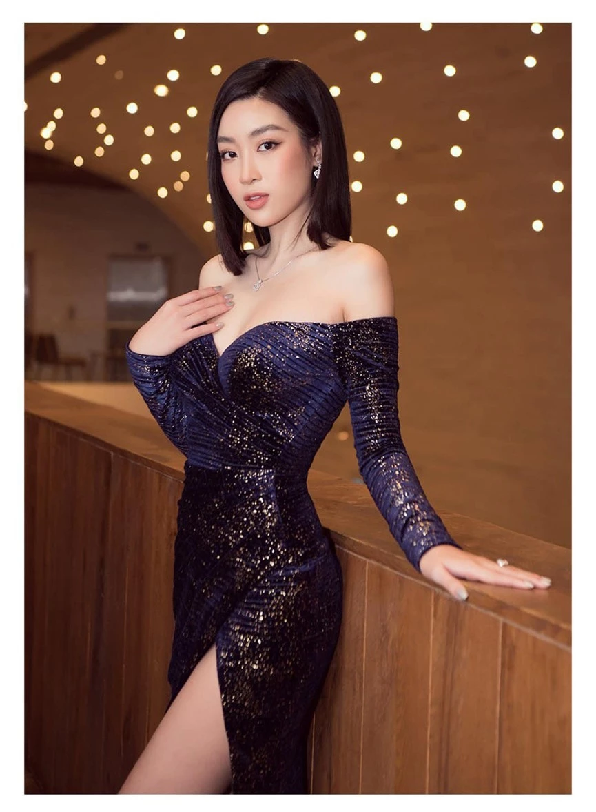 Diện váy xẻ cao, Hoa hậu Đỗ Mỹ Linh khoe chân dài miên man cực nóng bỏng  - ảnh 3
