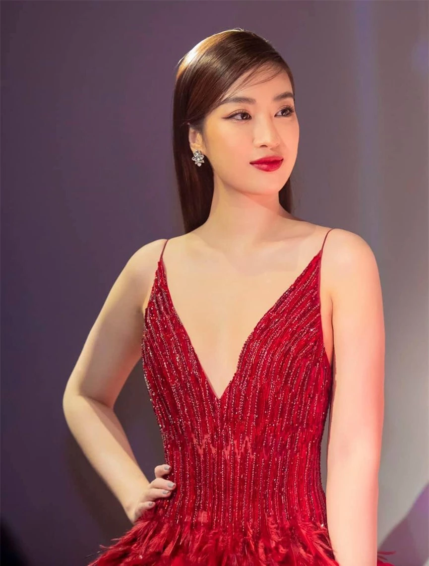 Diện váy xẻ cao, Hoa hậu Đỗ Mỹ Linh khoe chân dài miên man cực nóng bỏng  - ảnh 7