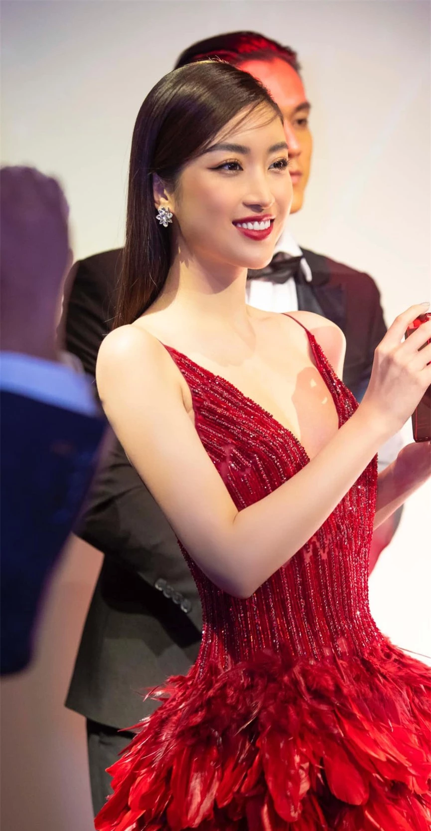 Diện váy xẻ cao, Hoa hậu Đỗ Mỹ Linh khoe chân dài miên man cực nóng bỏng  - ảnh 8