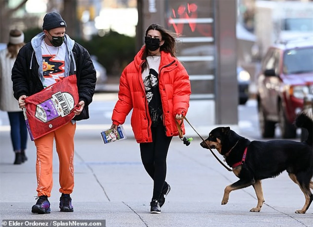 Emily Ratajkowski và ông xã Sebastian Bear-McClard hào hứng dắt thú cưng đi dạo phố ở New York.