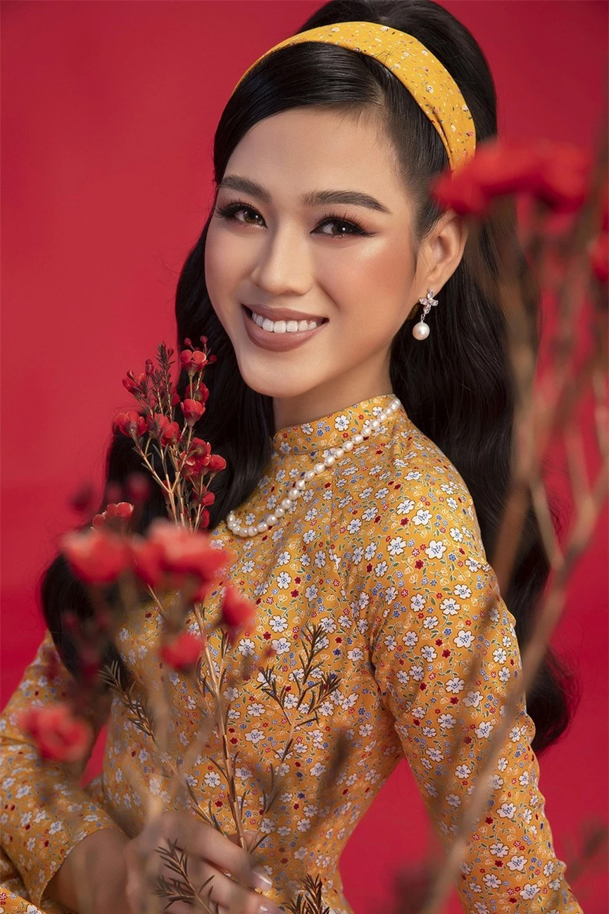 Hoa hậu Đỗ Thị Hà khoe nhan sắc yêu kiều với váy lệch vai lạ mắt - ảnh 4