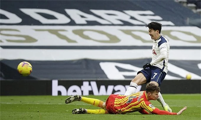 Son Heung-min nhân đôi cách biệt cho đội chủ nhà 