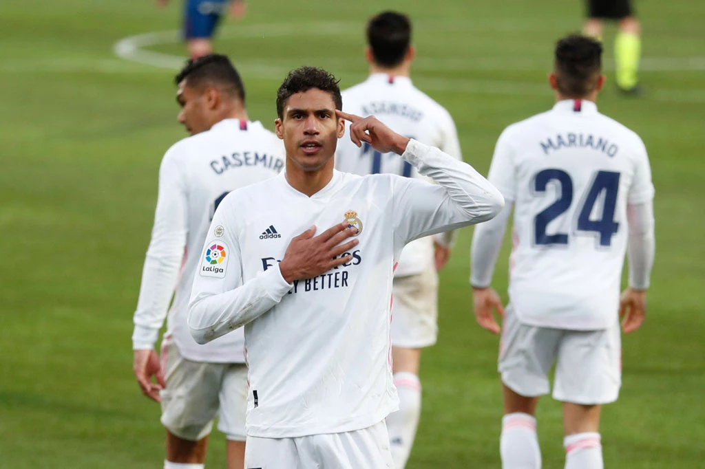 Varane ăn mừng bàn thắng.