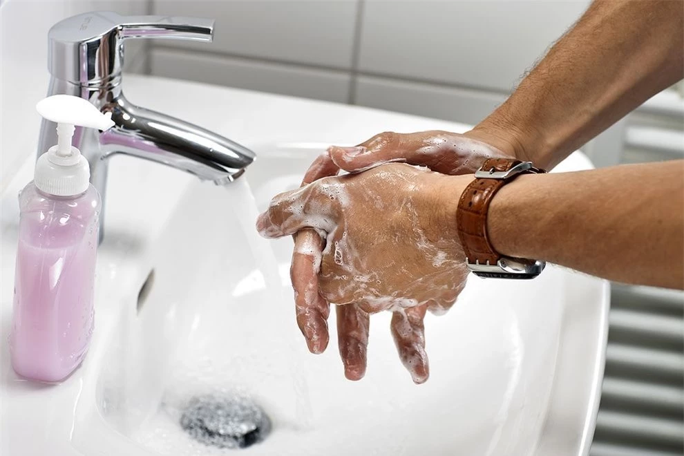 Rửa tay bằng nước ấm không diệt sạch vi khuẩn