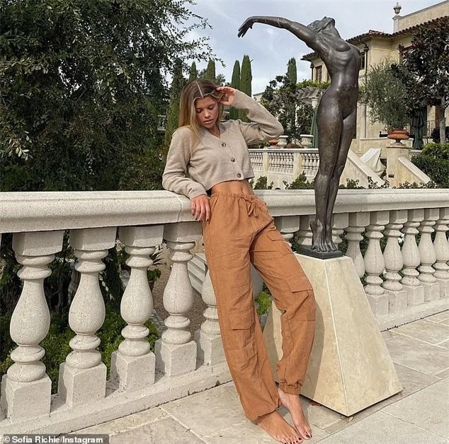 Sofia Richie khoe dáng gợi cảm bên bể bơi trong biệt thự 11 triệu USD  - ảnh 6