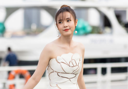 Midu diện váy trắng xinh như nữ thần tổ chức tiệc trên du thuyền sang chảnh