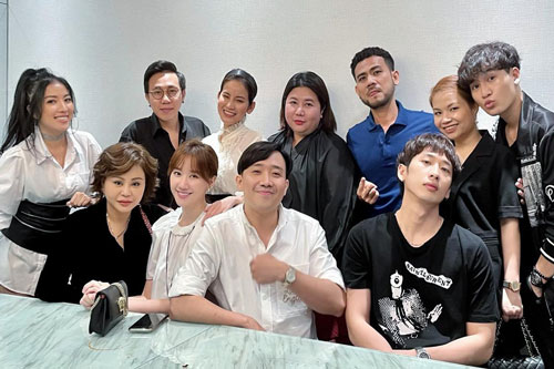 Hari Won bị nghi có bầu khi xuất hiện trong tiệc sinh nhật Trấn Thành