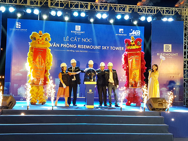 Cất nóc tòa nhà Risemount Sky Tower vốn đầu tư 750 tỉ đồng trên “Phố Wall” Đà Nẵng