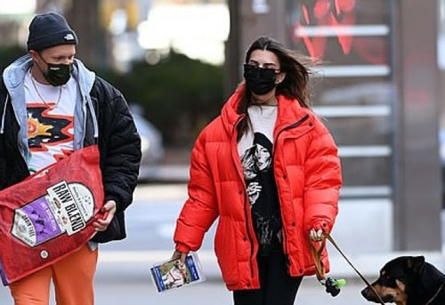 Emily Ratajkowski cùng chồng dắt thú cưng ra phố đi dạo