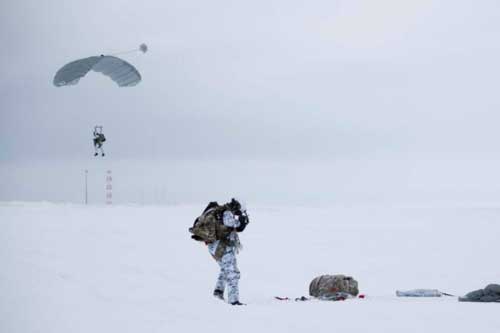 Lính dù Nga làm được điều chưa từng có ở Bắc Cực