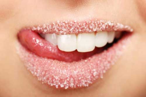 Mẹo giúp bạn có đôi môi hồng căng bóng tự nhiên