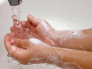 Tại sao xà phòng diệt khuẩn thường vô tác dụng?