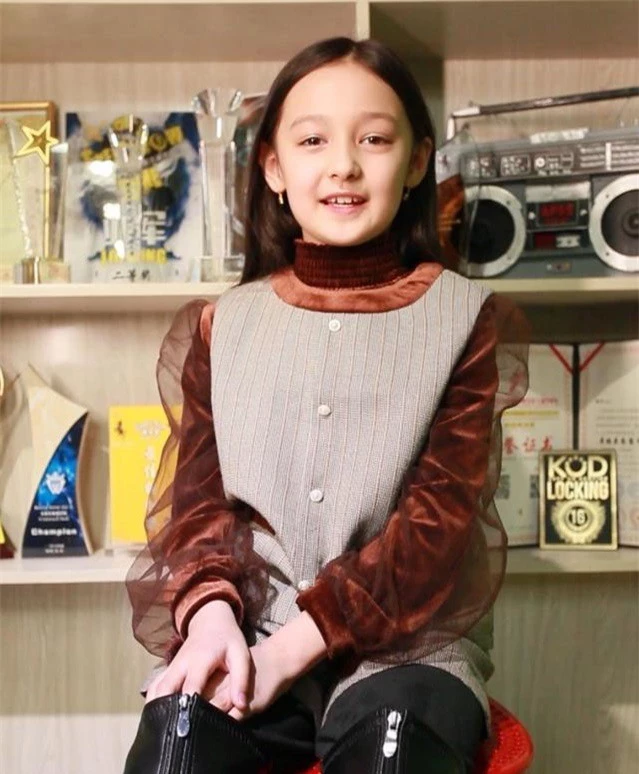 ‘Tiểu mỹ nhân Tân Cương’ 10 tuổi gây bão mạng xã hội Trung Quốc - ảnh 5