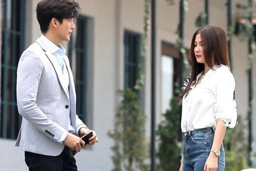 Bạn trai đưa cho chiếc thiệp mời cưới đỏ chót, tôi tức giận tưởng anh ép cưới mình, để rồi mở ra xem mà tôi "hóa đá"