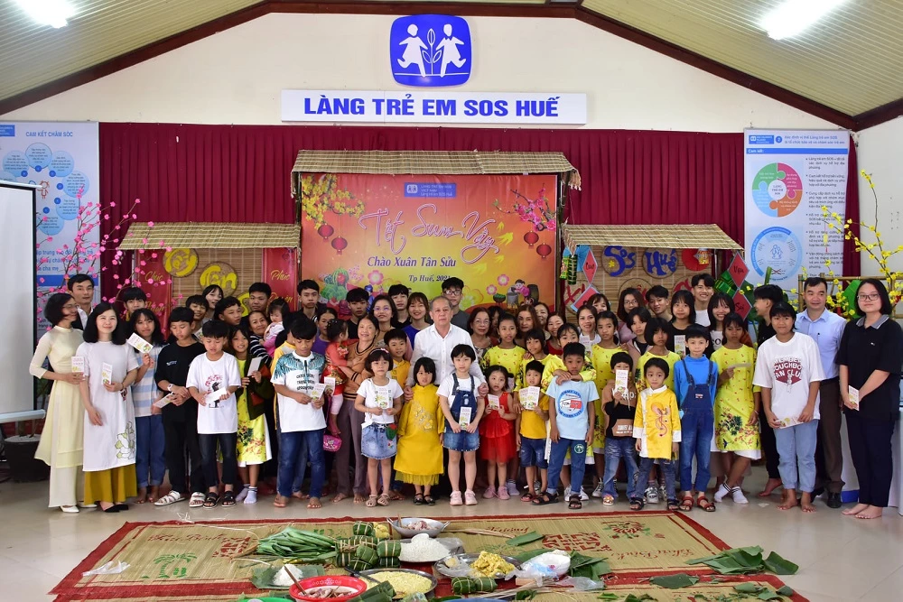Cô trò Làng trẻ em SOS Huế chụp ảnh kỷ niệm với Chủ tịch tỉnh Thừa Thiên Huế.