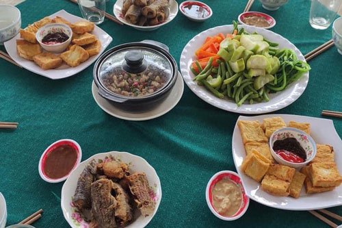 Đưa hơn 2 triệu cho bố mẹ người yêu làm cỗ cho 8 người, chàng trai nổi giận khi thấy mâm không một miếng thịt