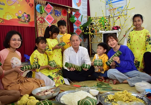 Chủ tịch tỉnh Thừa Thiên Huế "trổ tài"gói bánh chưng, bánh tét cùng trẻ em Làng SOS