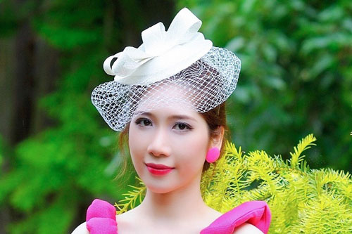 Hoa hậu Dương Quỳnh Lisa điệu đà với bộ sưu tập mũ