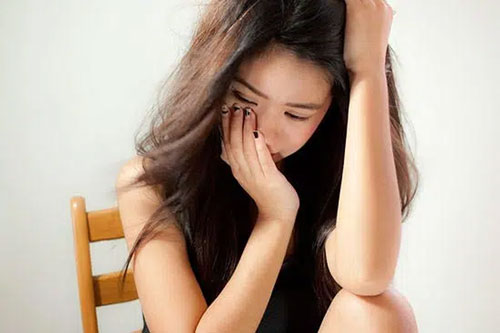 Phát hiện bạn trai sống như vợ chồng với tình cũ, cô gái kiên quyết chia tay sau màn đổ lỗi không đáng mặt đàn ông: "Anh bị dụ dỗ"