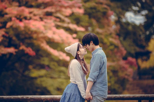 Nhìn thấy tôi bước ra với bộ áo trắng vào lần đầu "trao thân", bạn trai bỗng oà khóc nức nở