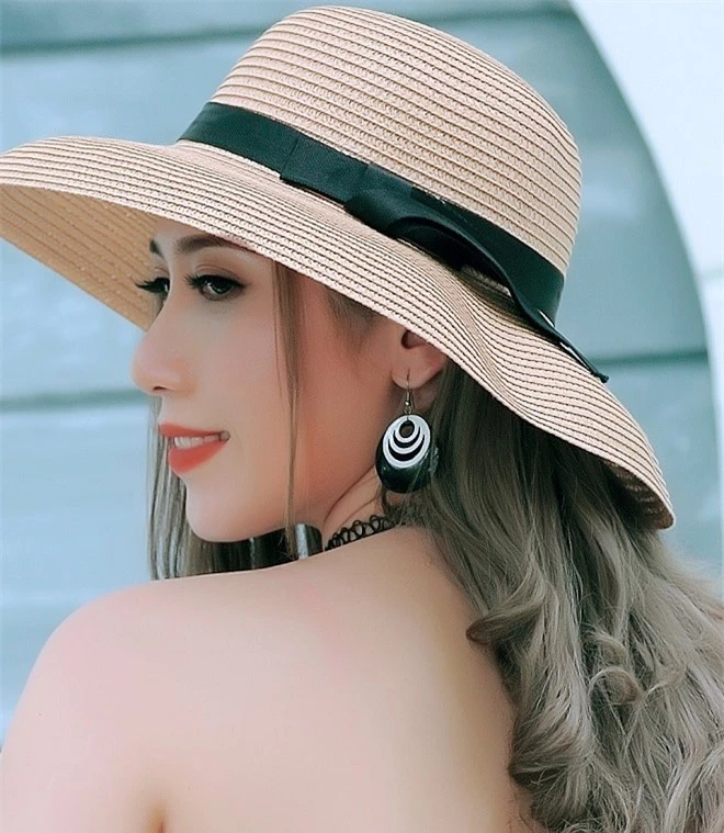 Hoa hậu Dương Quỳnh Lisa điệu đà với bộ sưu tập mũ - Ảnh 1.