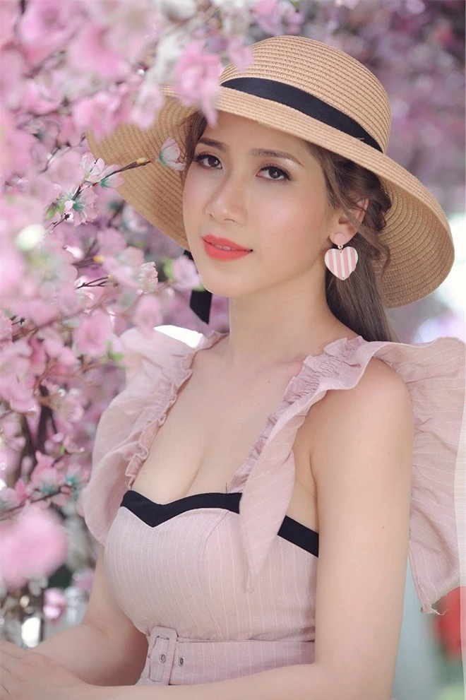 Hoa hậu Dương Quỳnh Lisa điệu đà với bộ sưu tập mũ - Ảnh 2.
