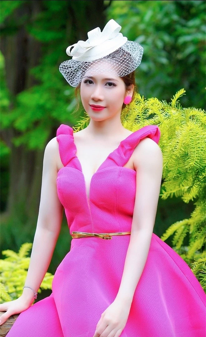 Hoa hậu Dương Quỳnh Lisa điệu đà với bộ sưu tập mũ - Ảnh 3.